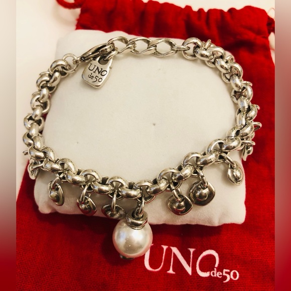 UNOde50 Charms with Faux pearl bracelet